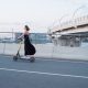 Mujer en patinete eléctrico