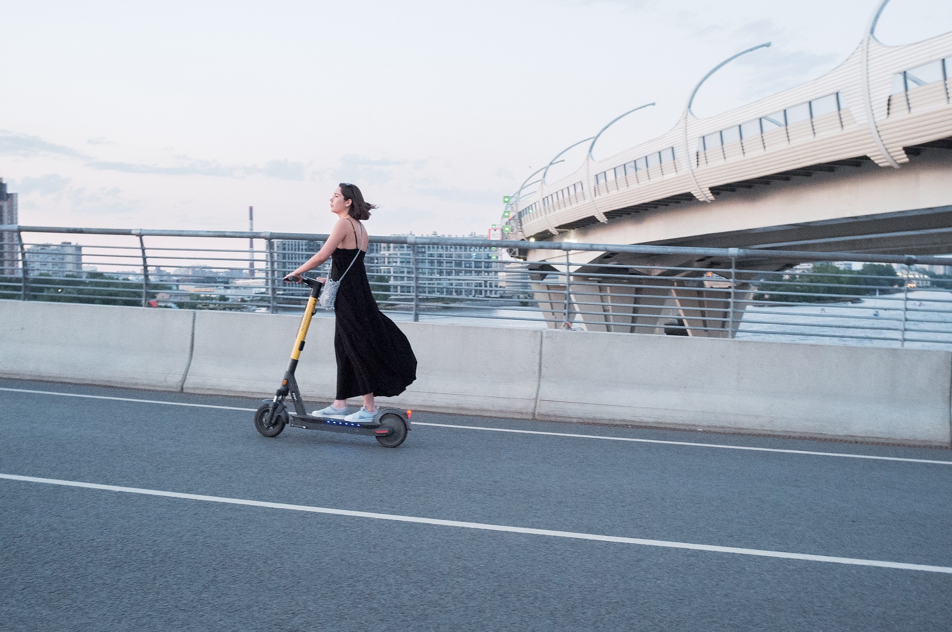 Mujer en patinete eléctrico