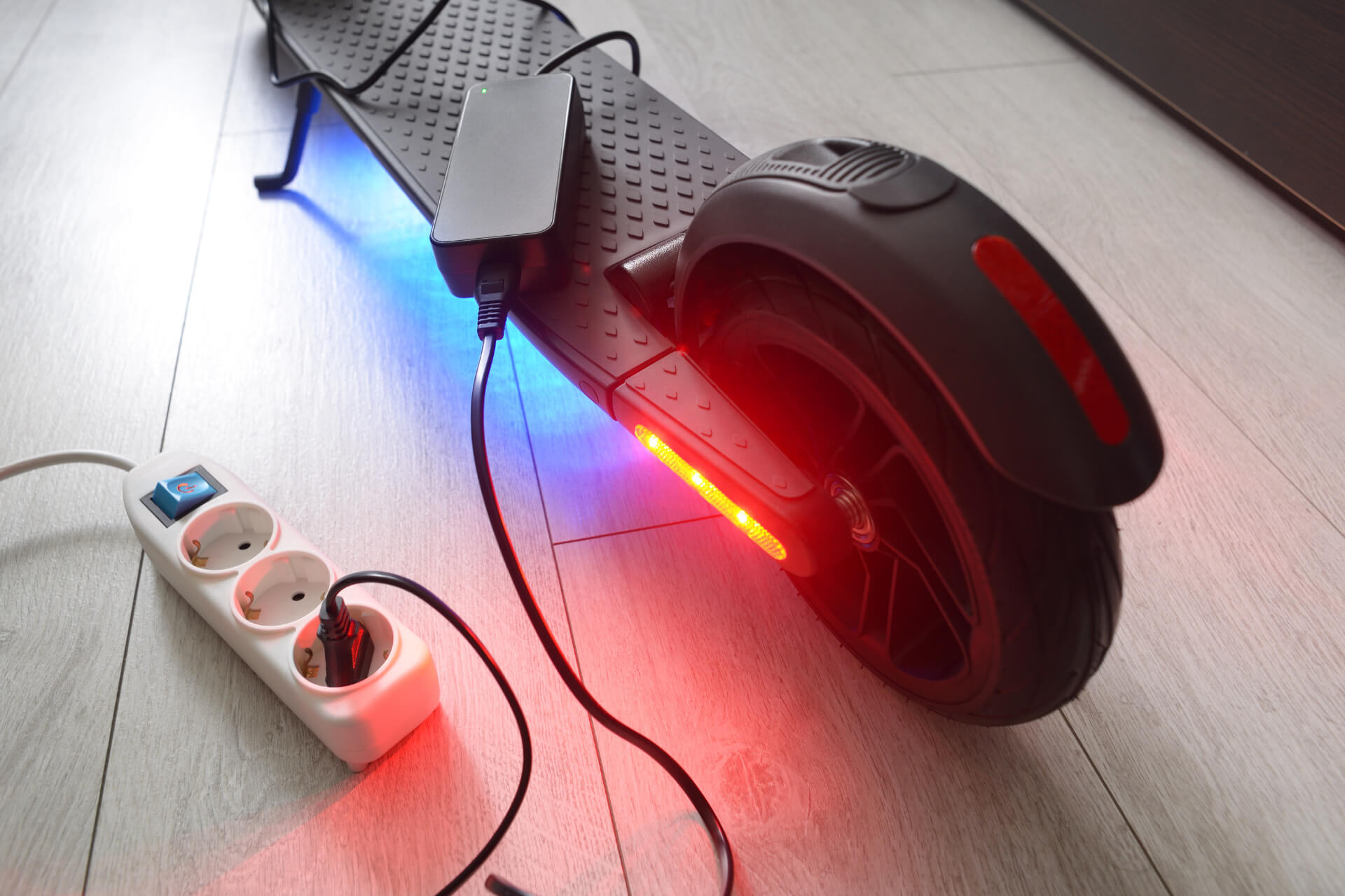 Patinete eléctrico enchufado con el objetivo de recorrer mas distancia