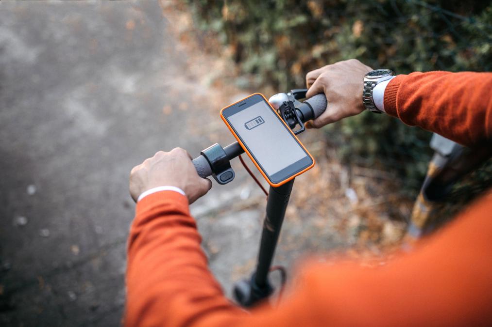 Patinete con un móvil y visualizador de carga para recorrer mas distancia con un Patinete