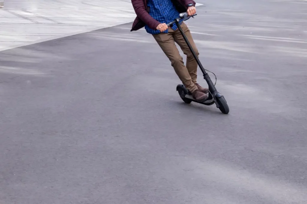 Cogiendo una curva con un patinete eléctrico
